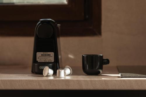 Kemudahan buat kopi dan teh di Bungalows Iphigenia