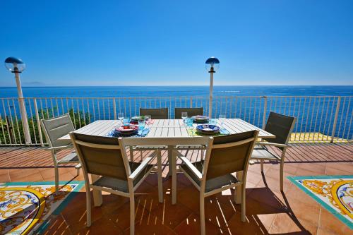 Vue générale sur la mer ou vue sur la mer prise depuis l'hôtel