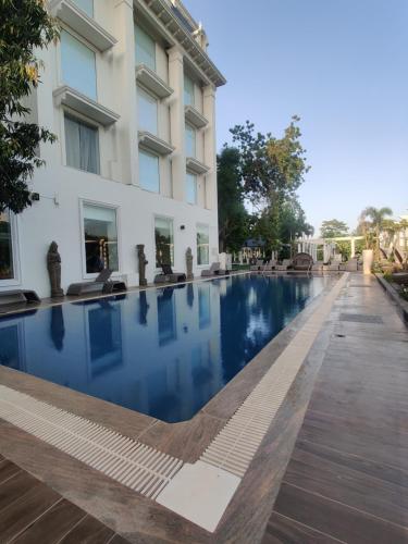 Bazén v ubytování Taj Gandhinagar Resort and Spa nebo v jeho okolí