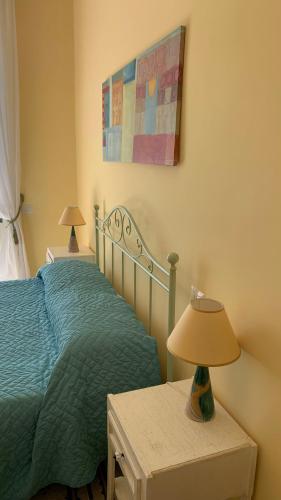 a bedroom with a bed and a table with a lamp at villa verde sul mare in Vietri sul Mare