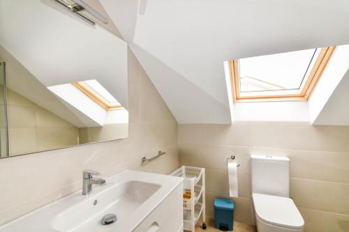 Koupelna v ubytování Amplio y cómodo chalet en Ajo con preciosas vistas
