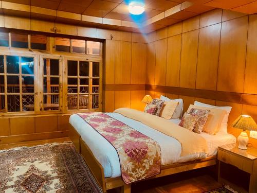 1 dormitorio con 1 cama grande en una habitación en Hotel Ladakh Greens en Leh