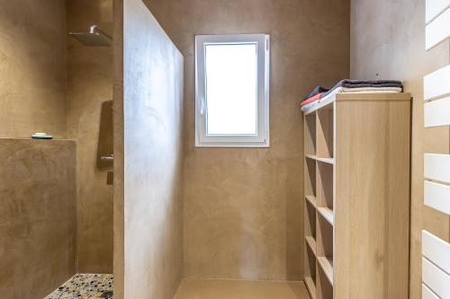 La salle de bains est pourvue d'une douche et d'une fenêtre. dans l'établissement Maison 100m2 proche plage et forêt, à Saint-Jean-de-Monts