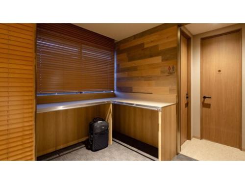 una sauna con una maleta en la esquina en The One Five Marine Fukuoka - Vacation STAY 40107v, en Fukuoka