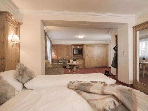 a hotel room with two beds and a kitchen at Platzlhof - Mein Hotel im Zillertal in Ried im Zillertal