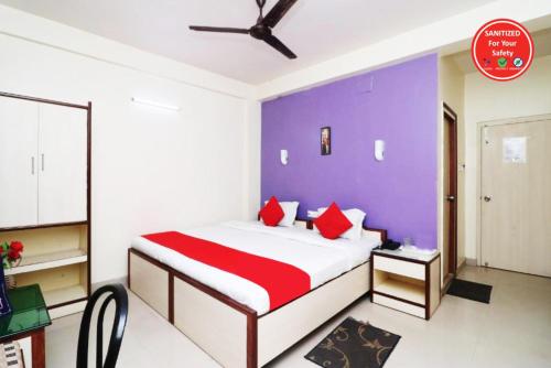 una camera con un letto con una parete viola di Hotel Mira international - Luxury Stay - Best Hotel in digha a Digha