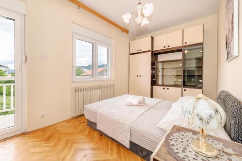 una camera con letto e tavolo con lampada di Rooms Goreta a Kaštela (Castelli)