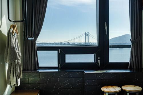a room with a view of the golden gate bridge at H Avenue Hotel Gwangalli branch in Busan