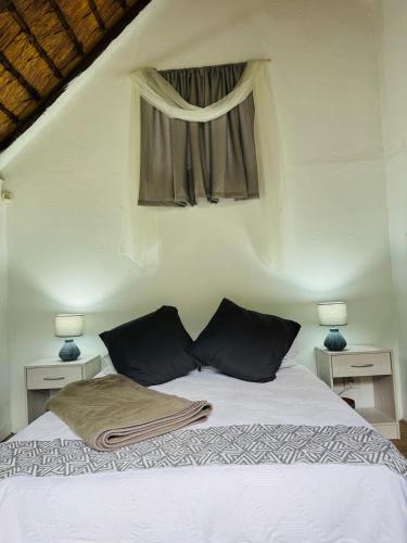 Katil atau katil-katil dalam bilik di Treehouse River Lodge