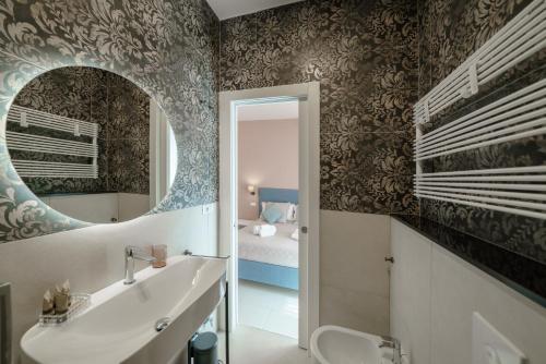 uma casa de banho com um lavatório e um espelho em B&B Lerici Al Mare em Lerici