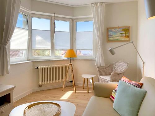 Kranichflug في زنغست: غرفة معيشة مع أريكة ونوافذ