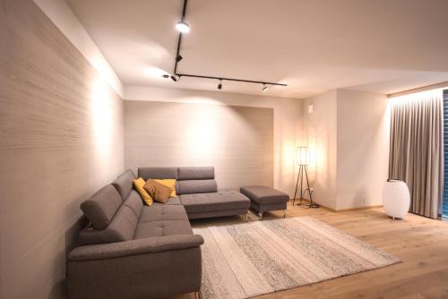 Posezení v ubytování Stilvolles Ferienhaus Südsteiermark in ruhiger Lage top Aussicht inkl Wallbox