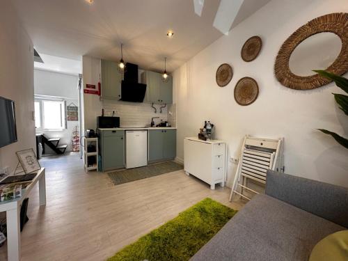 une pièce avec une cuisine et un salon dans l'établissement Just Sezimbra, à Sesimbra