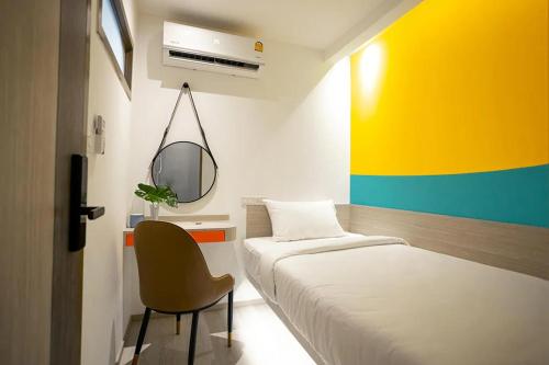 Postel nebo postele na pokoji v ubytování L MINITEL at Night Bazaar Chiangmai