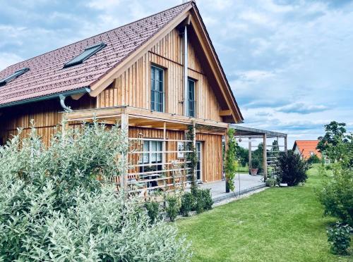 a wooden house with a garden in front of it at Die Mansarde in Spielfeld