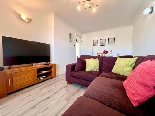 salon z kanapą i telewizorem z płaskim ekranem w obiekcie Wickersley Village 2 Bed Apartment South Yorkshire 