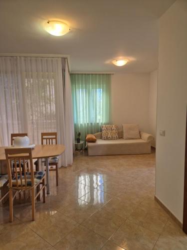 uma sala de estar com uma mesa e um sofá em Apartments Lola em Rovinj