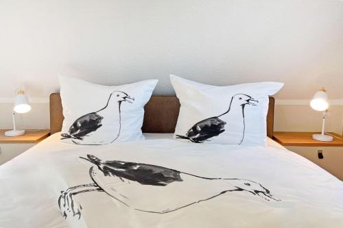 un lit avec trois oiseaux peint sur lui dans l'établissement Sonnenschein, à Zingst