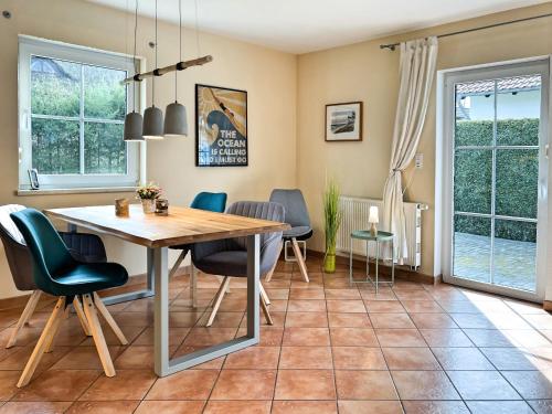 a dining room with a table and chairs at Weststrandläufer in Wieck