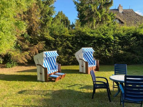 a group of chairs and a table in the grass at Weststrandläufer in Wieck