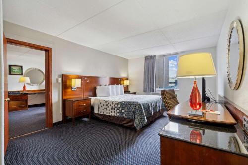 Habitación de hotel con cama y escritorio en Econo Lodge Inn & Suites en Waterloo