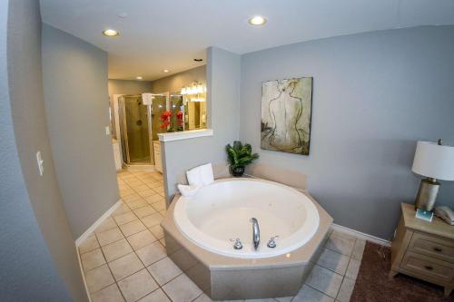 Habitación con baño con bañera grande. en Tanglewood Resort, Ascend Hotel Collection, en Pottsboro