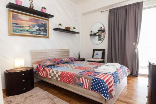 A bed or beds in a room at Urban Cosy 2 Bd Apt Near Metro with Balcony