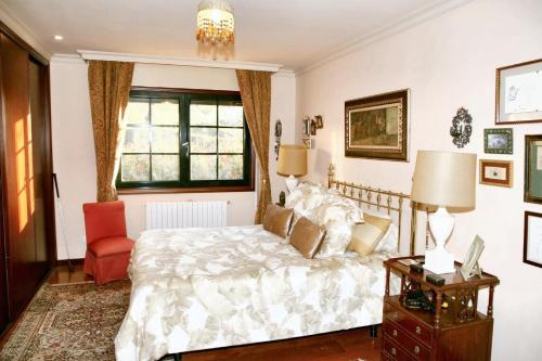 Postel nebo postele na pokoji v ubytování 5 bedrooms house with enclosed garden at Pontevedra