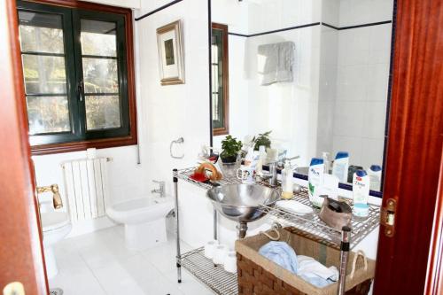 Koupelna v ubytování 5 bedrooms house with enclosed garden at Pontevedra