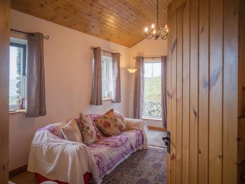 Postel nebo postele na pokoji v ubytování Errislannan Stone Cottage