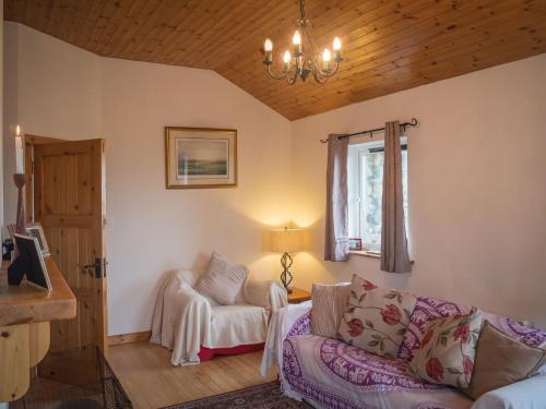 Posezení v ubytování Errislannan Stone Cottage