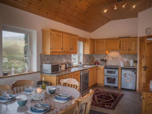 Kuchyň nebo kuchyňský kout v ubytování Errislannan Stone Cottage