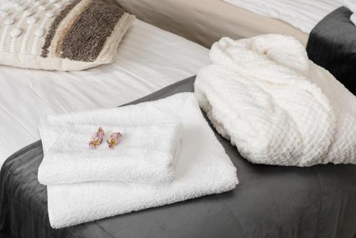 two towels and two hearts on a bed at Apartments Borg Kalskeentie in Pori