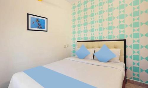 מיטה או מיטות בחדר ב-FabExpress Pondicherry Home Stay