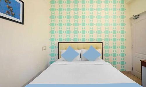 מיטה או מיטות בחדר ב-FabExpress Pondicherry Home Stay