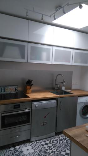 une cuisine avec un évier et une cuisinière dans l'établissement Maison pour 6 pers avec piscine à Bordeaux, à Bègles