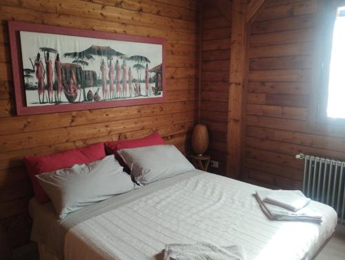 1 dormitorio con 1 cama en una habitación de madera en HenFeverSicily Chalet Colapesce en Casa Modica