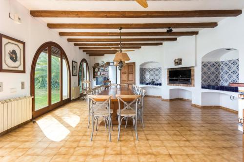 a kitchen and dining room with a table and chairs at Villa Maricel in Sant Feliu de Guixols