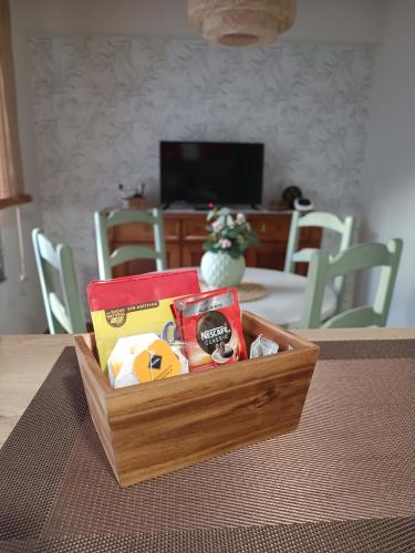 a wooden box sitting on top of a table at Como una casa de campo en la ciudad, con patio -Parking gratis in Gijón