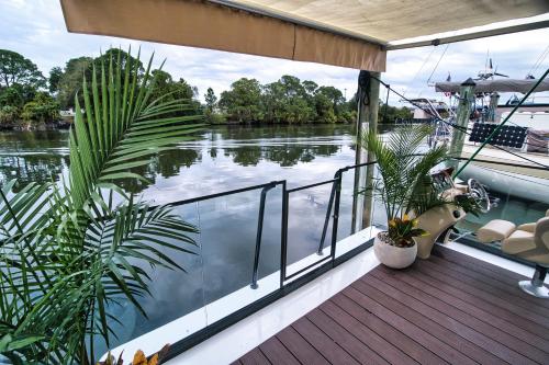 Brand New House Boat Stunning Views and Resort Amenities