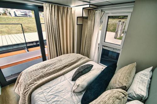 1 dormitorio con 1 cama frente a una ventana en Brand New House Boat Stunning Views and Resort Amenities en Merritt Island