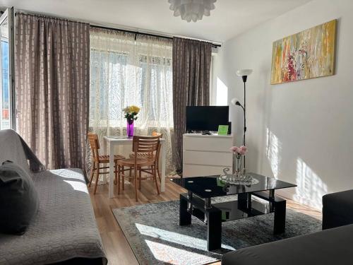 uma sala de estar com um sofá e uma mesa em 5Centrum Stanislawa Moniuszki10 Wi-fi 1Gb sek em Varsóvia