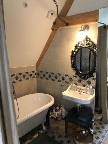ein Badezimmer mit einer Badewanne und einem Waschbecken in der Unterkunft villa santa lucia in Pornic
