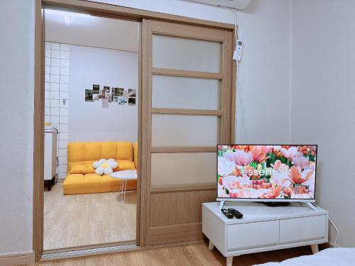 un soggiorno con TV e divano di choryang mumum 201 a Busan