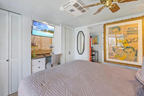 - une chambre avec un lit et une grande peinture murale dans l'établissement Pura Vida - Cape Crossing Resort and Marina, à Merritt Island