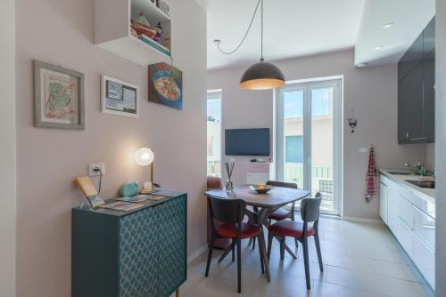 a kitchen and dining room with a table and chairs at B&B Lerici Al Mare in Lerici