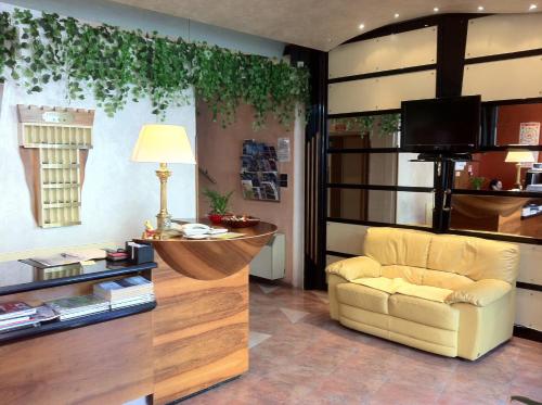 庫尼奧的住宿－托瑞斯蒙迪酒店，客厅配有沙发和桌子