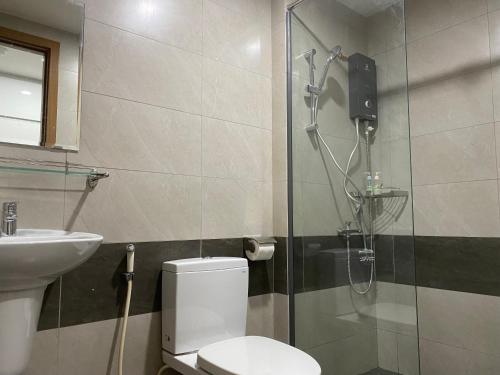 een badkamer met een douche, een toilet en een wastafel bij Căn hộ studio chung cư cao cấp Sophia Center in Ấp Rạch Mẹo