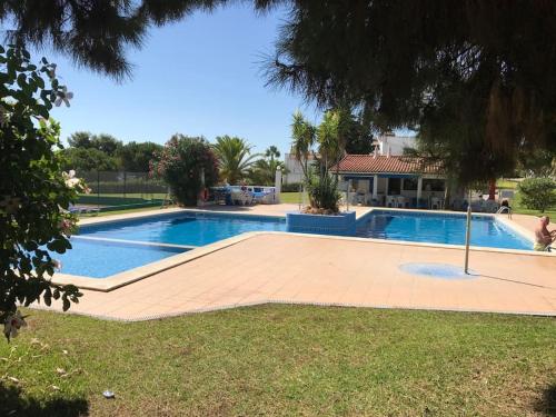 una piscina in un cortile accanto a una casa di Algarve dream seaview apartment w/pool near beach a Porches