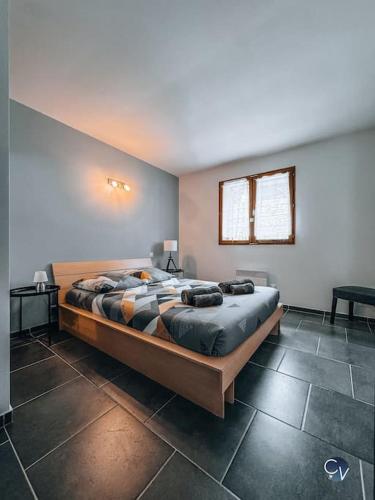 une chambre avec un grand lit dans une pièce dans l'établissement Villa avec piscine privée et jardin en Ardèche, à Orgnac-lʼAven